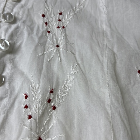 ⭐️🌸Vintage more by lata white embroidered handkerchief hem button front top L - Picture 7 of 12